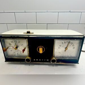 Vintage 1950s Zenith Clock Radio Collectible Model C624